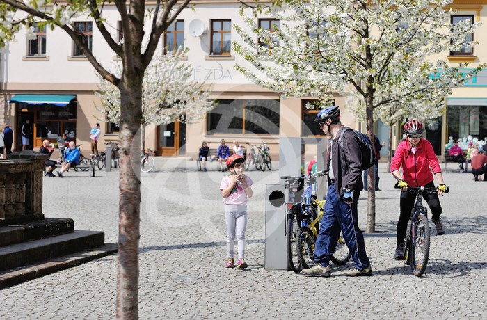 Cyklisté na hronovském náměstí