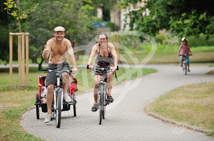 Cyklisté v parku Aloise Jiráska